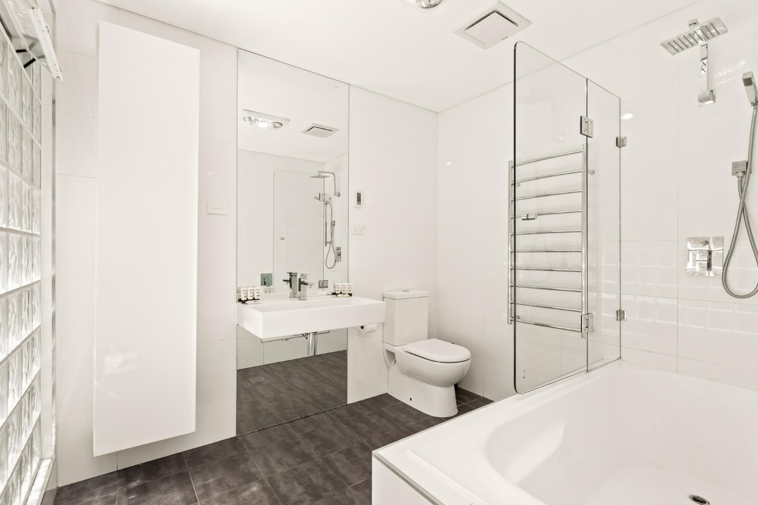Others, Chic 3-Bed House with a Cosy Courtyard, Leichhardt