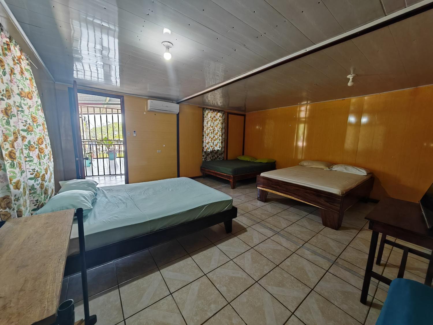 Others 2, Hostel y Cabinas YILMER, Puntarenas
