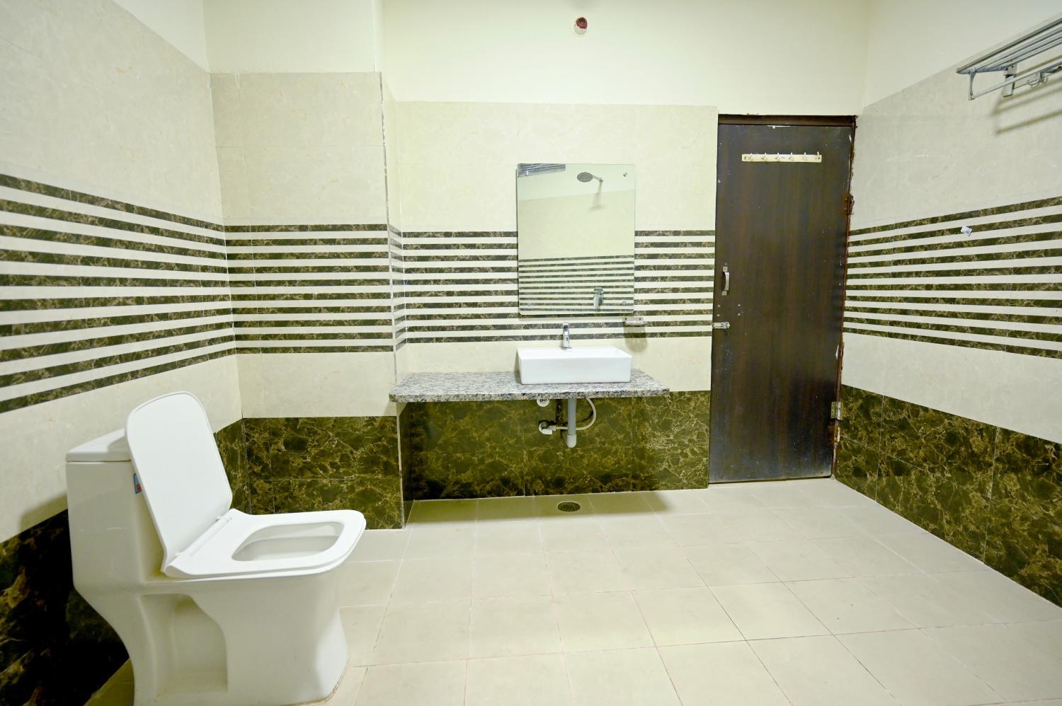 Bathroom 3, Hotel Vrindavan Palace, Sawai Madhopur