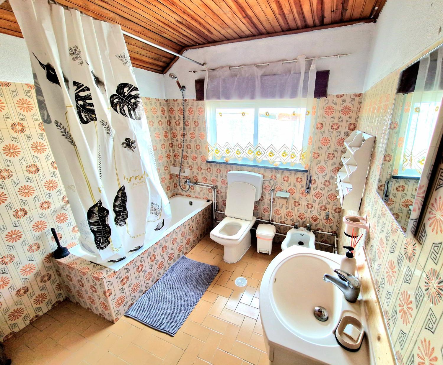 Bathroom, AL Famalicao, Leiria