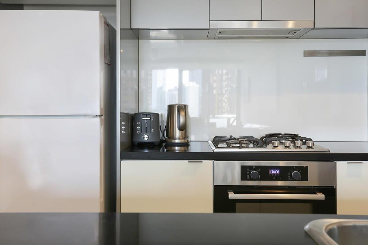 Others 1, A Modern 2BR Apt with City Views, FREE Parking, Melbourne