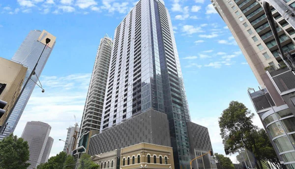 Others 5, A Modern 2BR Apt with City Views, FREE Parking, Melbourne