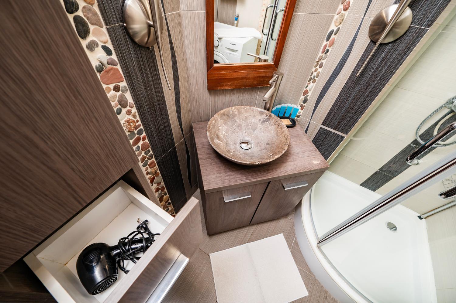 Bathroom 3, Plac Wolnosci 3-Bedroom Apartment, Łódź