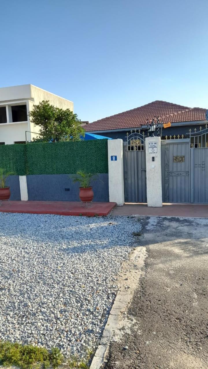 3, 4 bedroom house family or elderly office good roads pool, Accra