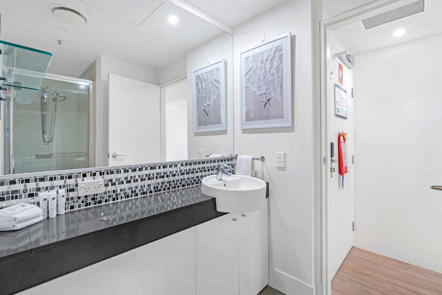 4, Waters Edge at Harbour Lights - Poolside Convenience, Cairns - City
