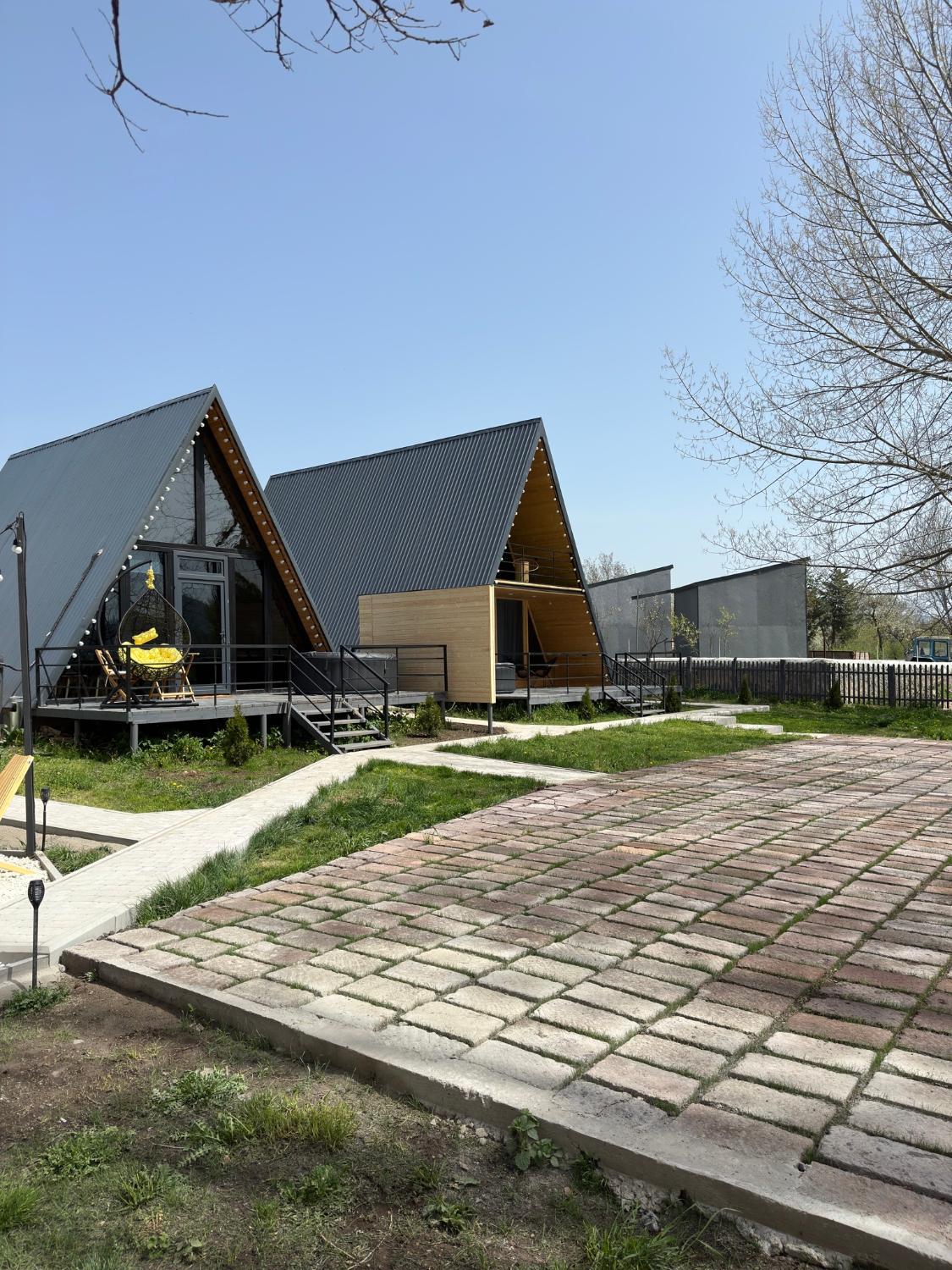 Others 4, Queen House