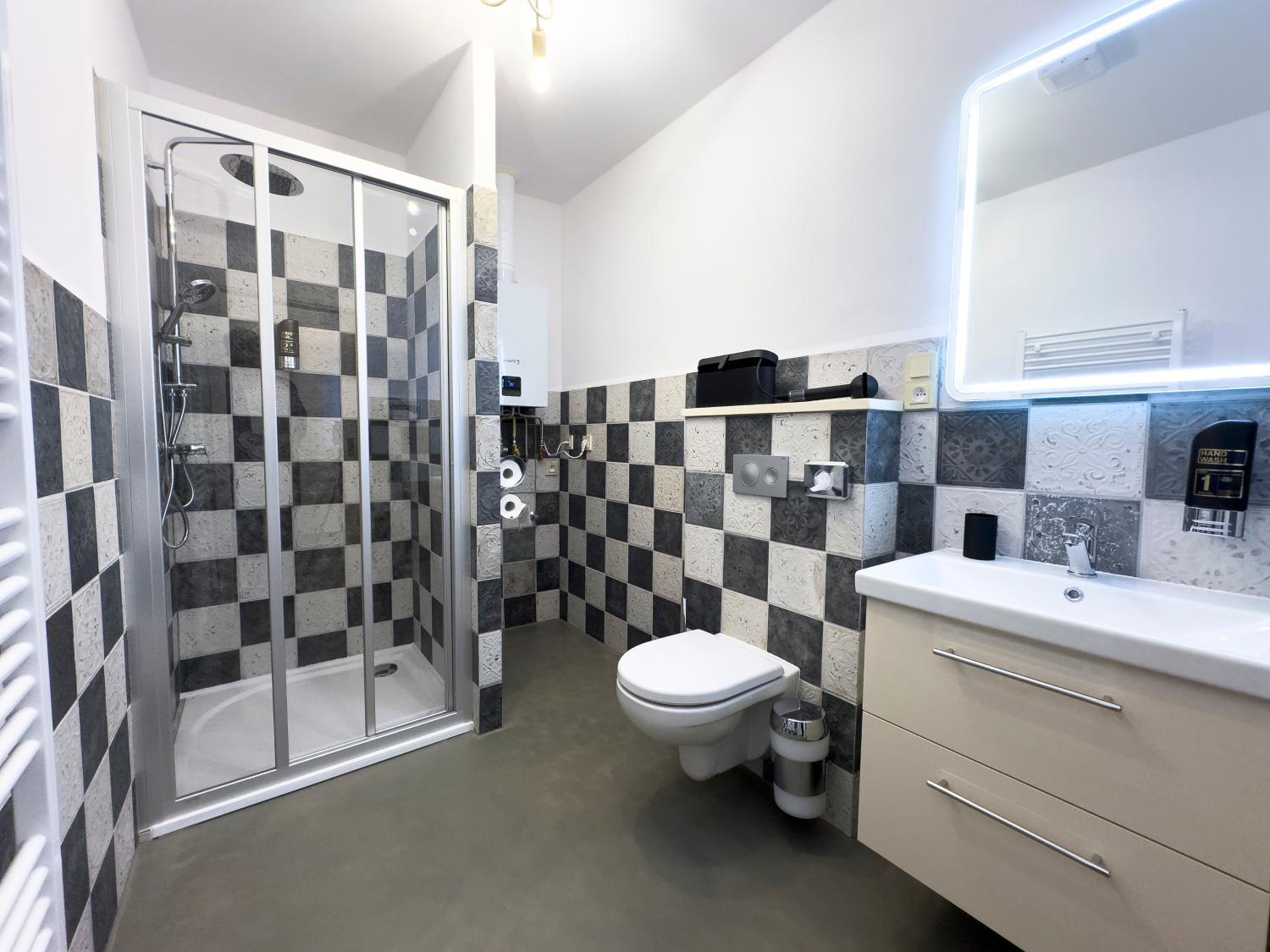 Bathroom 2, Yemenites Apartments, Klatovy