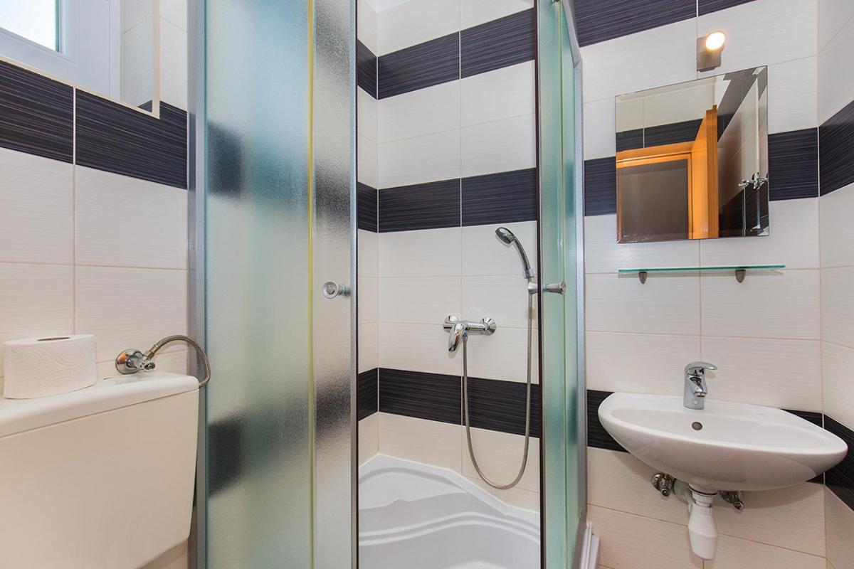 Bathroom 2, Apartments Sandra, Pag
