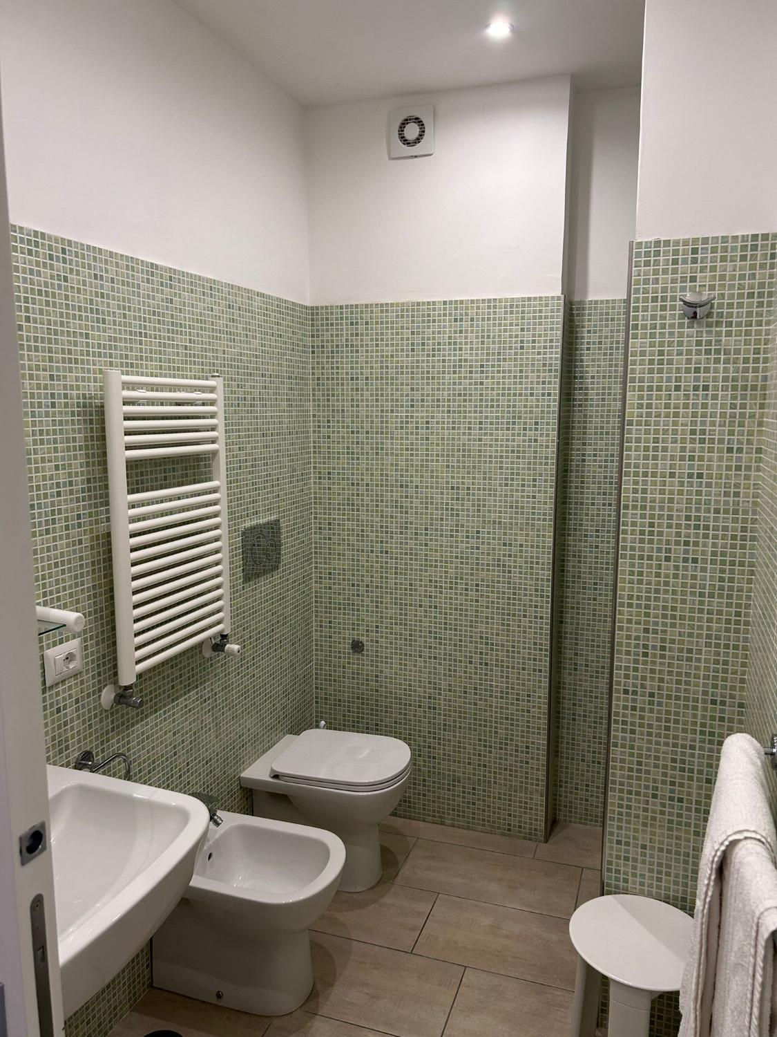 Bathroom 4, B&B Sirena, Napoli