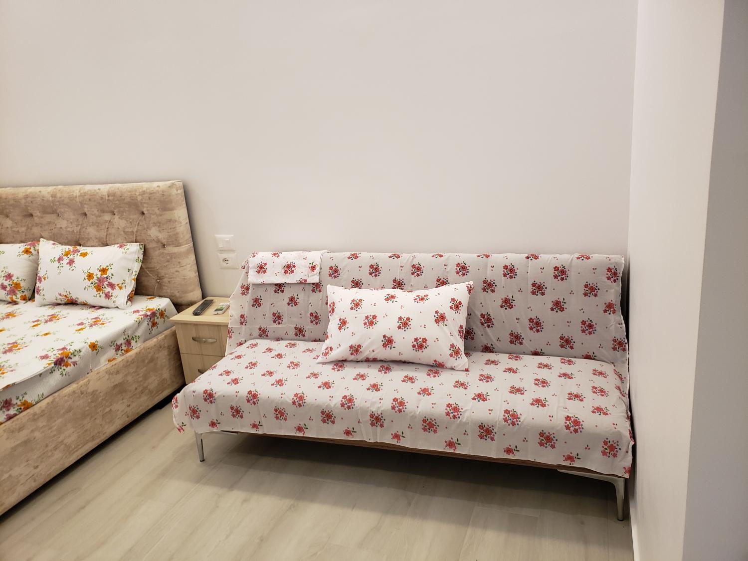5, Husi Hotel, Sarandës