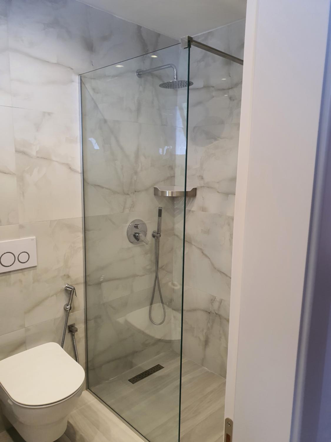 3, Husi Hotel, Sarandës