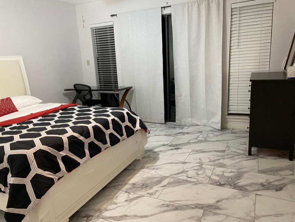 3, Private Room/Bath Greenbelt View, Mins to Zilker Park & Barton Springs, Travis