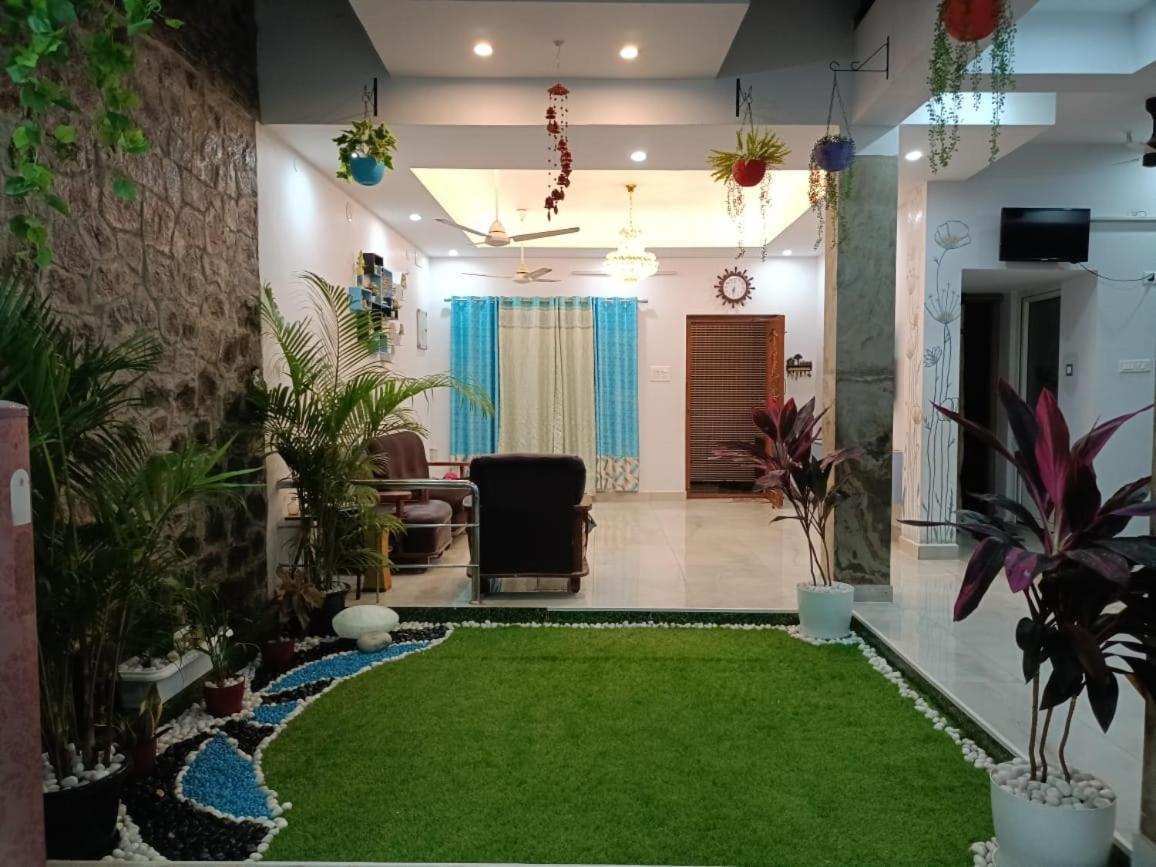 5, Ezhilagam Stays, Kancheepuram