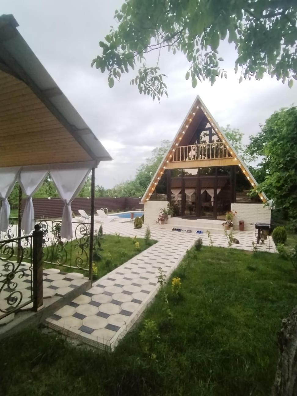 5, A-frame, Qəbələ