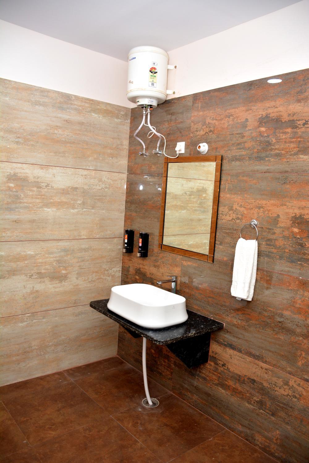 Bathroom, Hotel The Grand, Karauli
