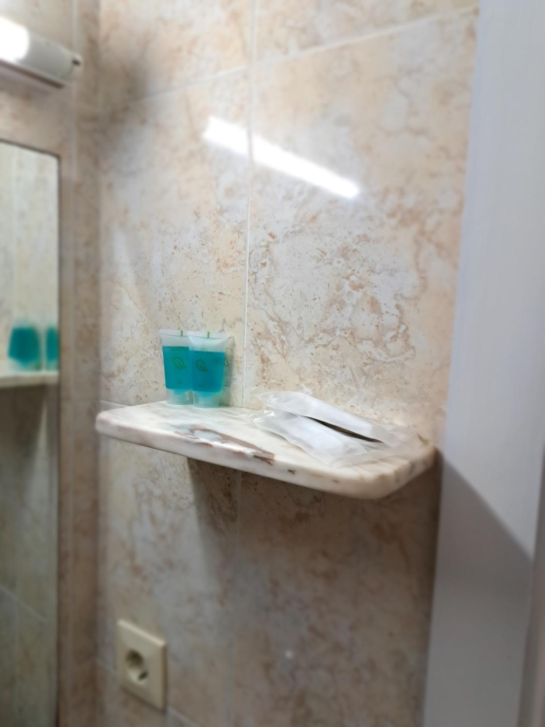 Bathroom 5, Hostal Caste, Girona