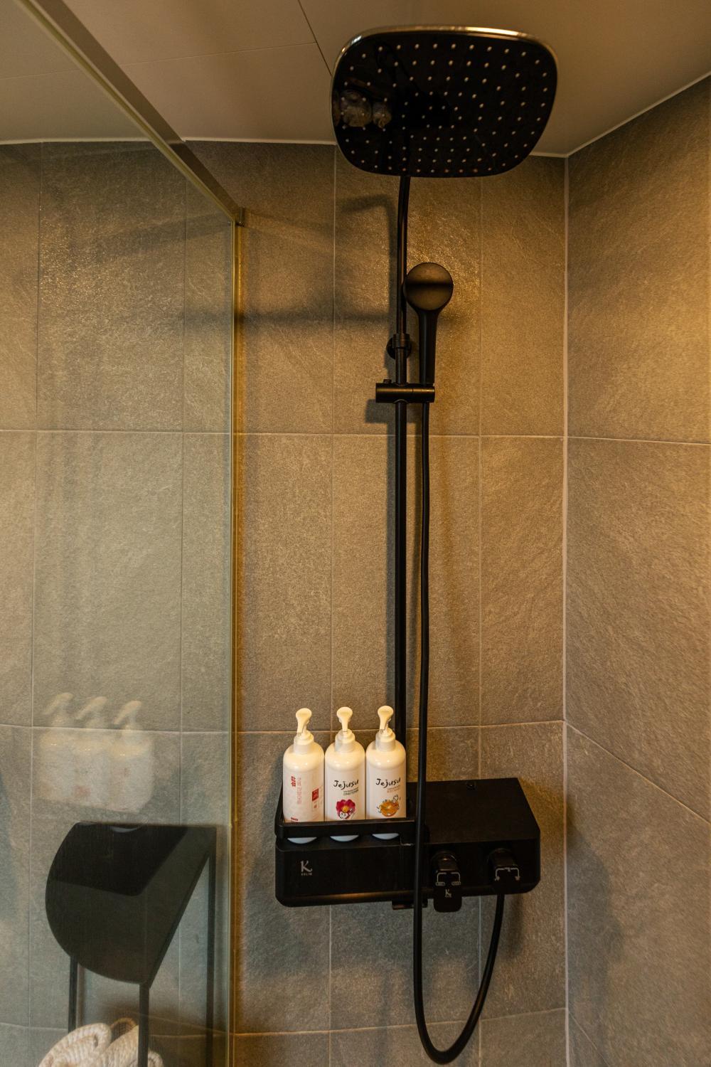 Bathroom 3, Nurat-Cheonggulmul, Jeju