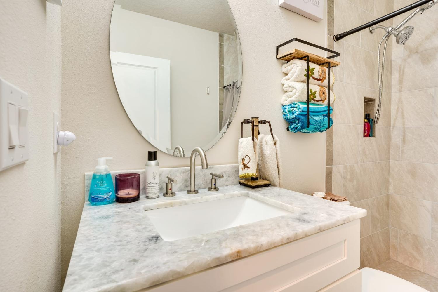 3, Lovely private suite in large waterfront home, Polk
