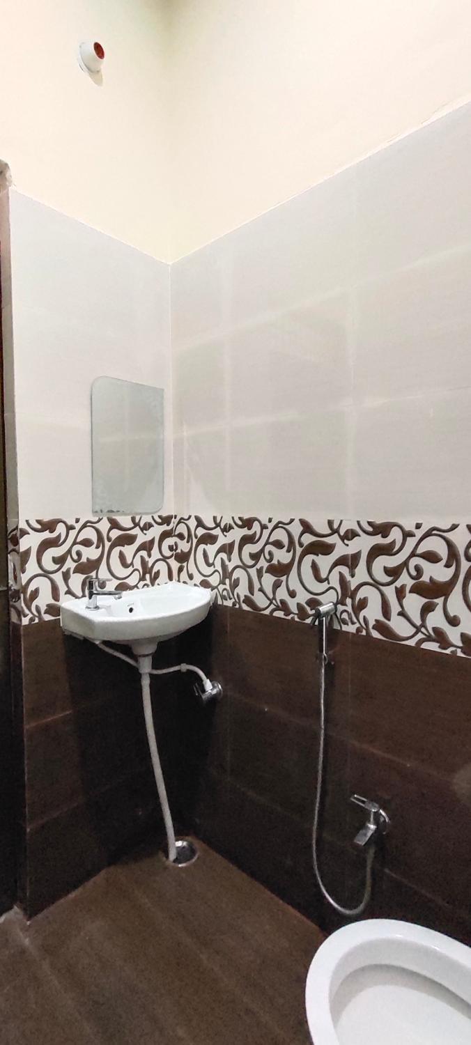 Bathroom 4, Hotel Shiva Darshanam, Varanasi