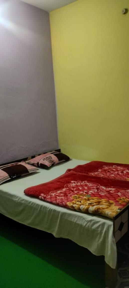 Bed, Himanshu Guest House & Restaurant, Uttarkashi