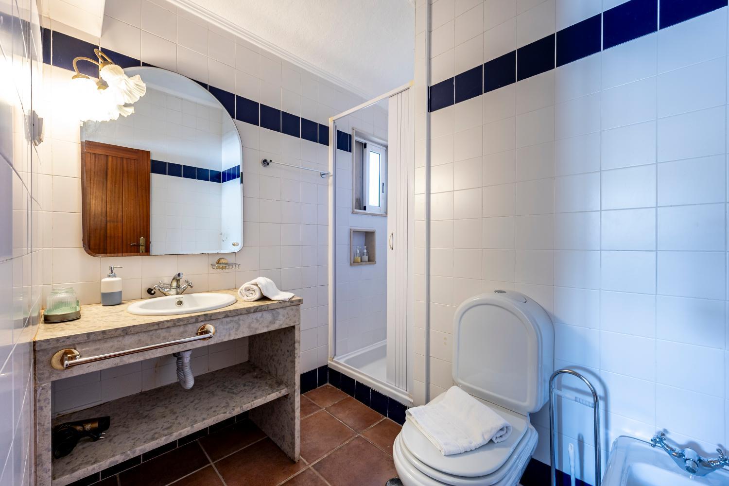 Shower, Quinta das AVES, Lagos