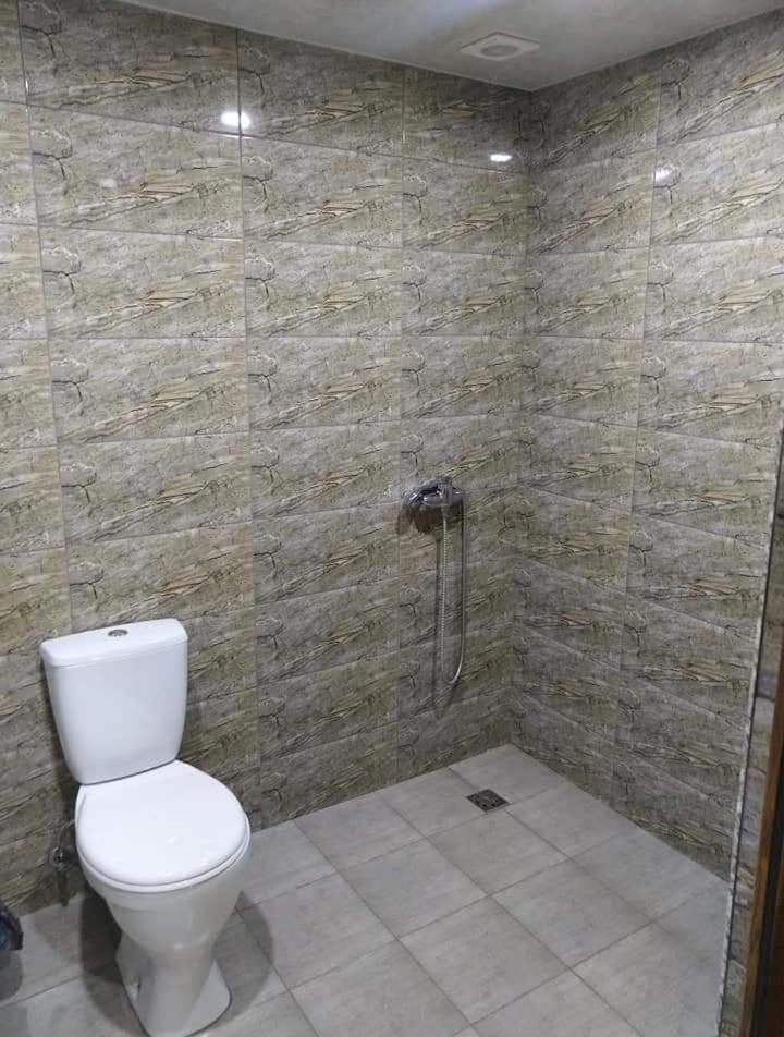 Shower 3, Getik Hotel