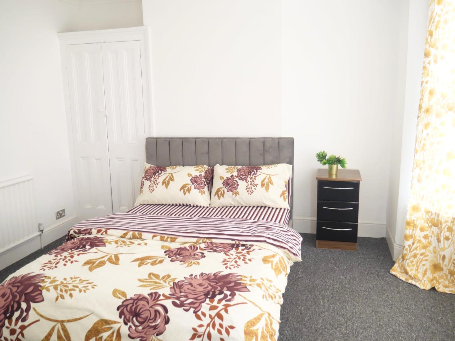 Guestroom, Contractors Accommodation in Gillingham - Ideal for long and short stay, Medway
