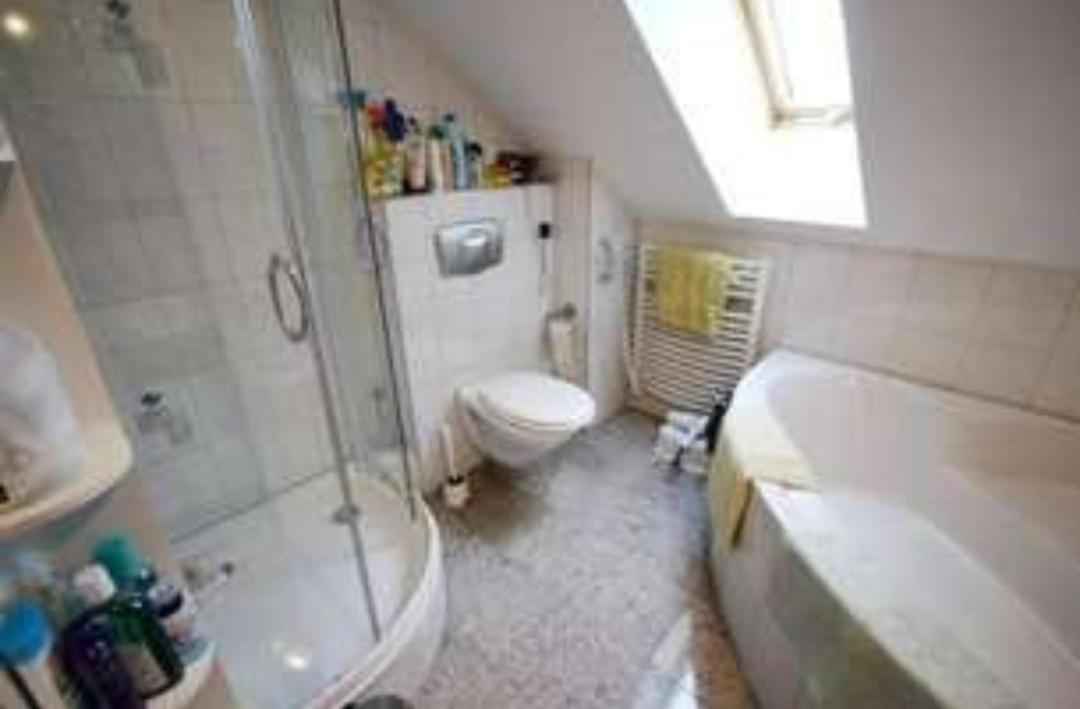 3, Privat Zimmer inkl eigenem Bad WC TV kostenlosem WiFi auf einer Etage Waschmaschine Trockner gegen E, Böblingen