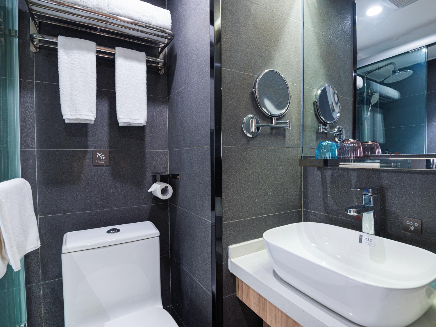 Bathroom, Country Inn & Suite by Radisson, Shenzhen North Station, Shenzhen
