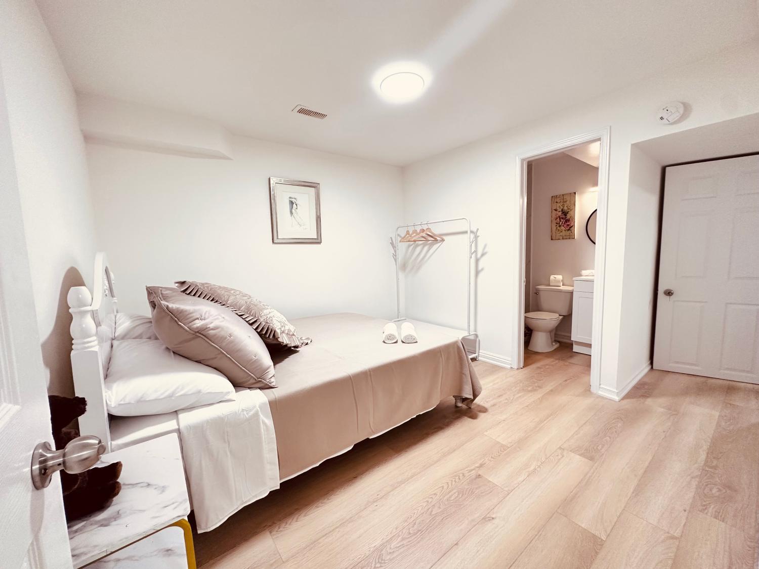 Guestroom, ViHome-79-Basement Room near Kennedy Pacific Place, York