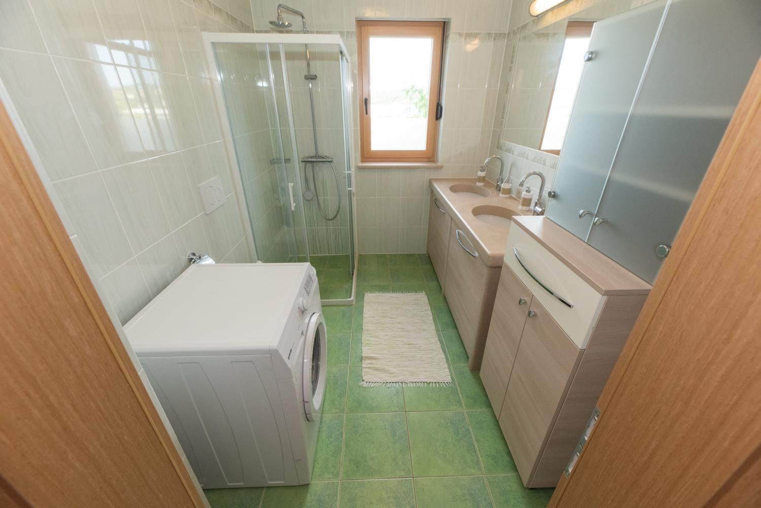 Bathroom 3, Nelkas Apartments, Pula