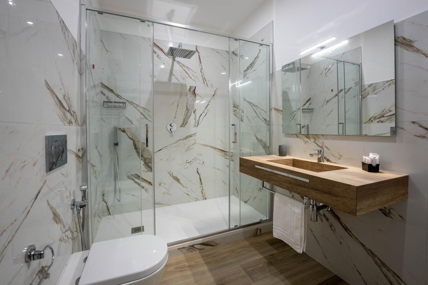 Shower 2, Villa Carducci, Ferrara