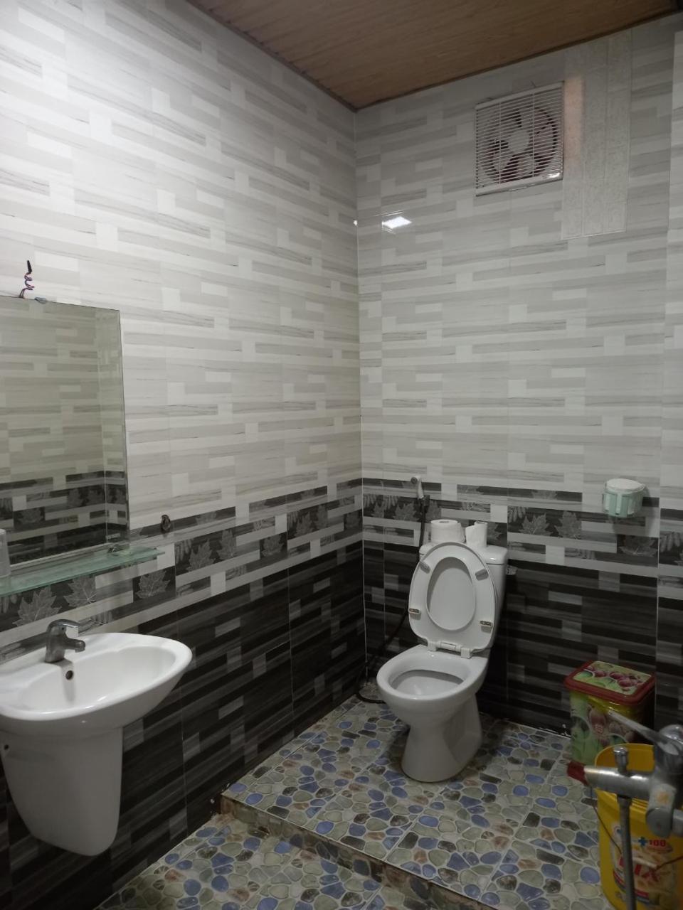 Bathroom 4, Khach san Nha Hang Hai Huong, Bố Trạch