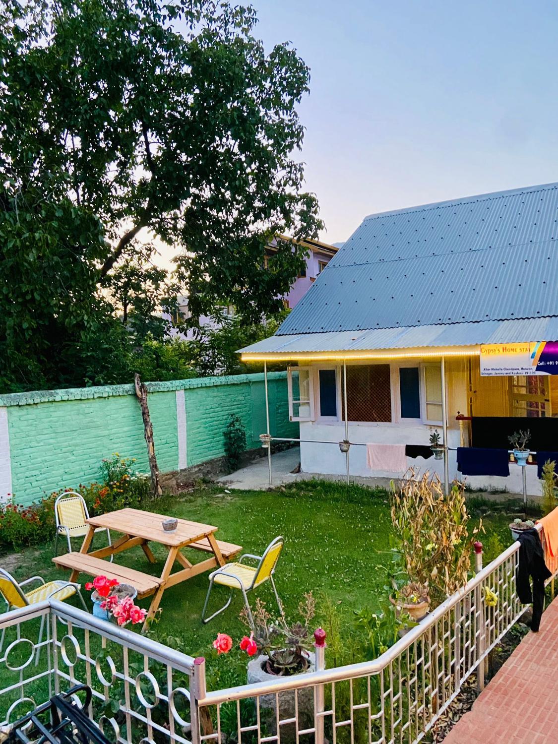 Garden 2, Gypsys Home Stay, Srinagar