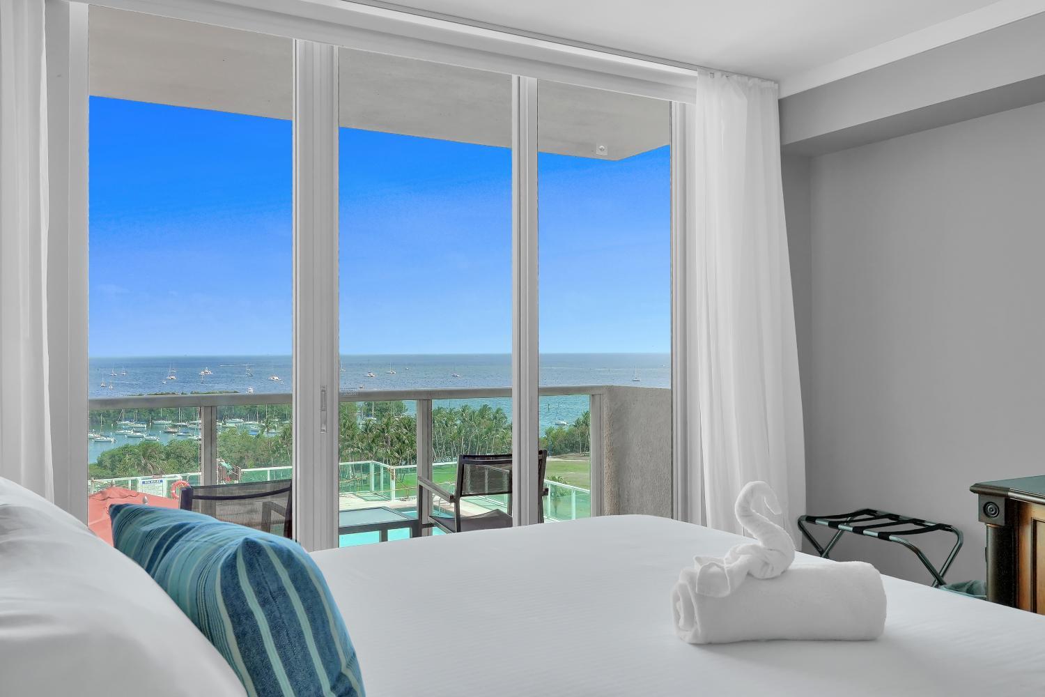 5, Astonishing SEA VIEW Studio in Grove, Miami-Dade