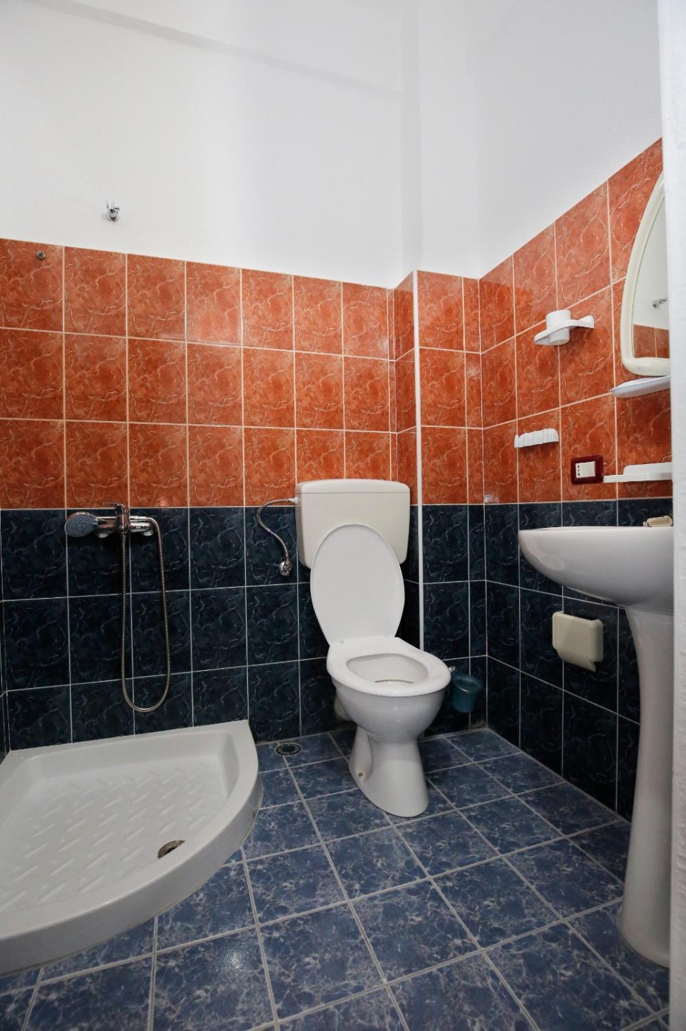 4, HotelGodini, Kavajës