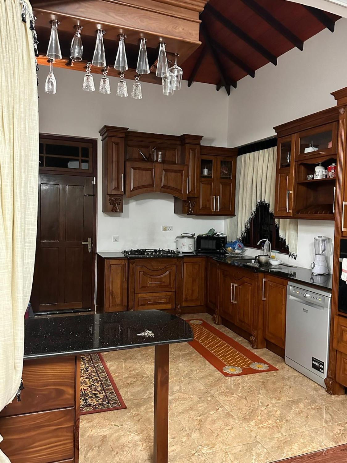 4, Luxury Ground floor house to rent - TOURIST ONLY, Mahawewa
