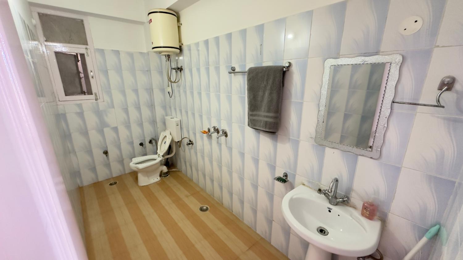 Bathroom 4, Keshav Niwas, Shimla