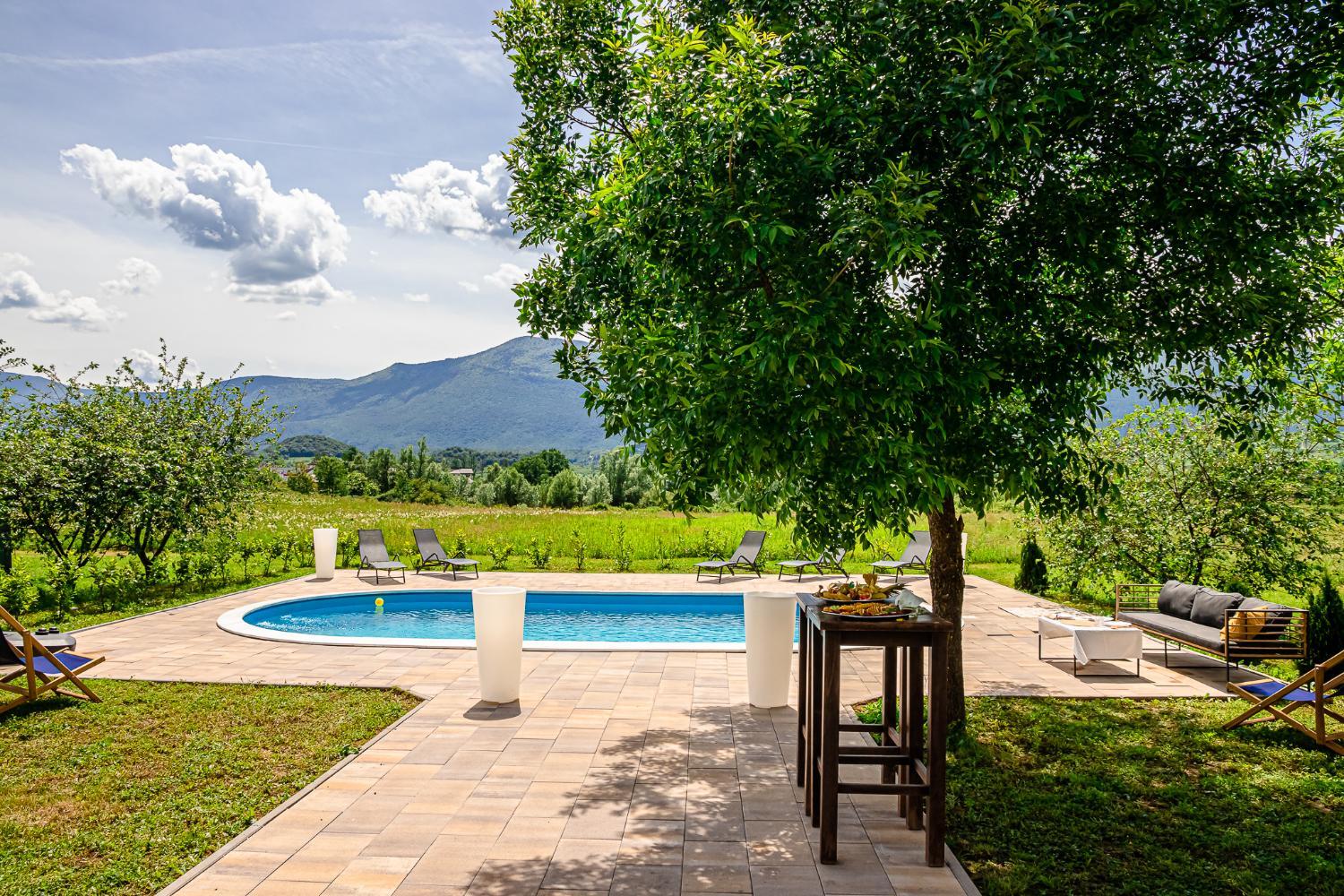 4, Villa Naaz, Una-Sana