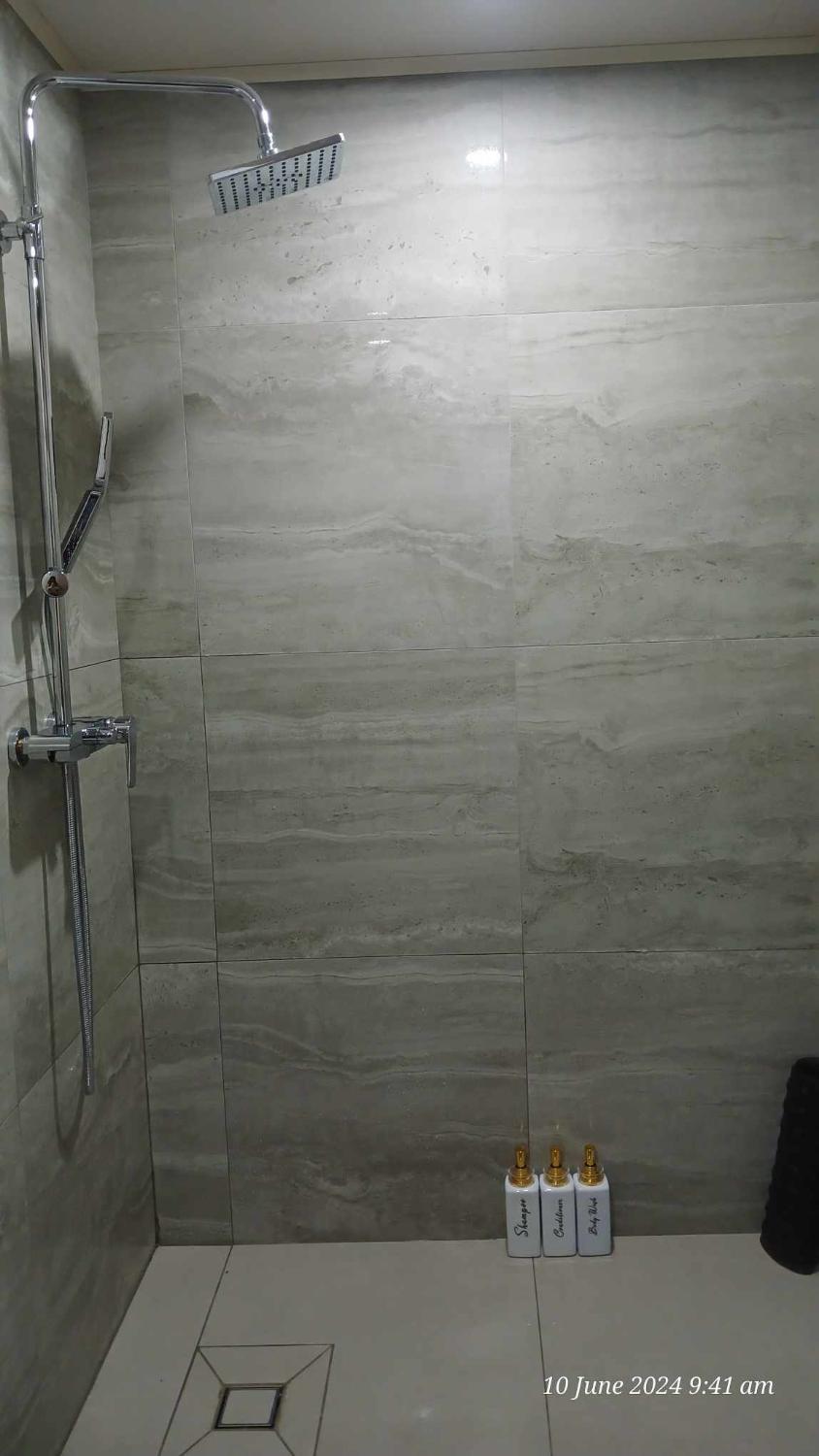 Bathroom, Modern 1Bedroom Condo,with heated Roofdeck pool by Mist and Pine, Baguio City