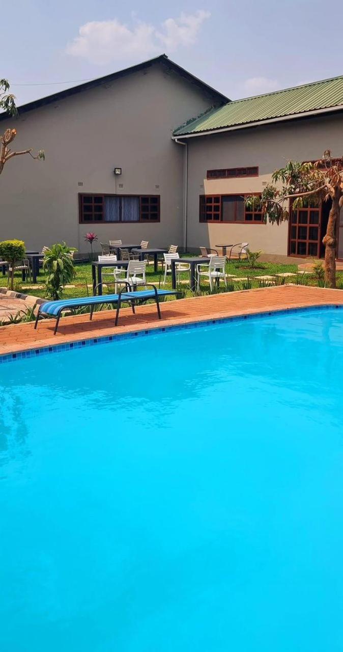 Swimming pool, Pub N Grill By Tumtowa, Lusaka