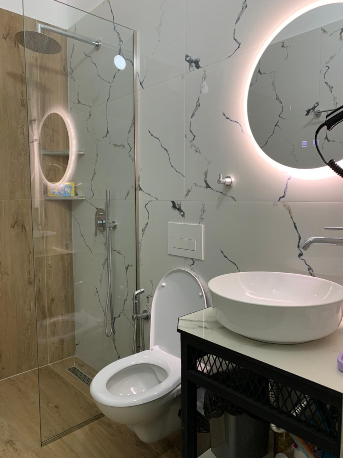 Bathroom 5, Oceanfront Outlook Rooms, Sarandës