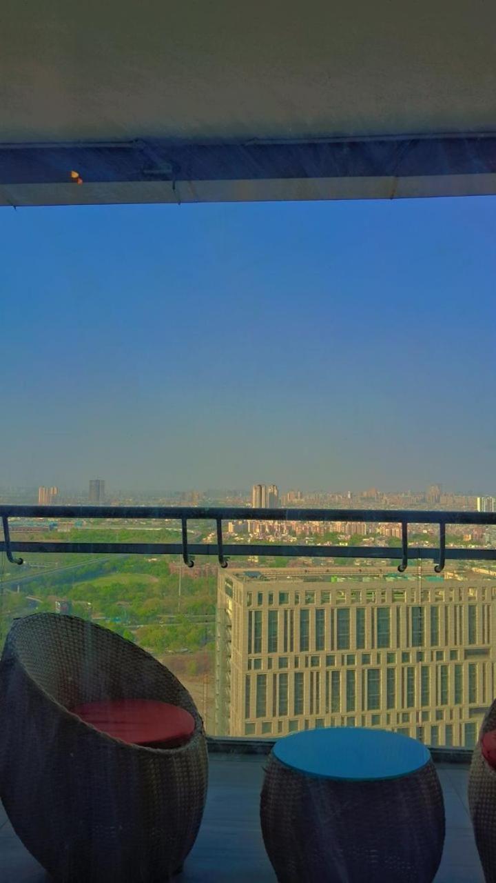 5, Skyline Serenity Luxury Studio with Panoramic Views, Gautam Buddha Nagar