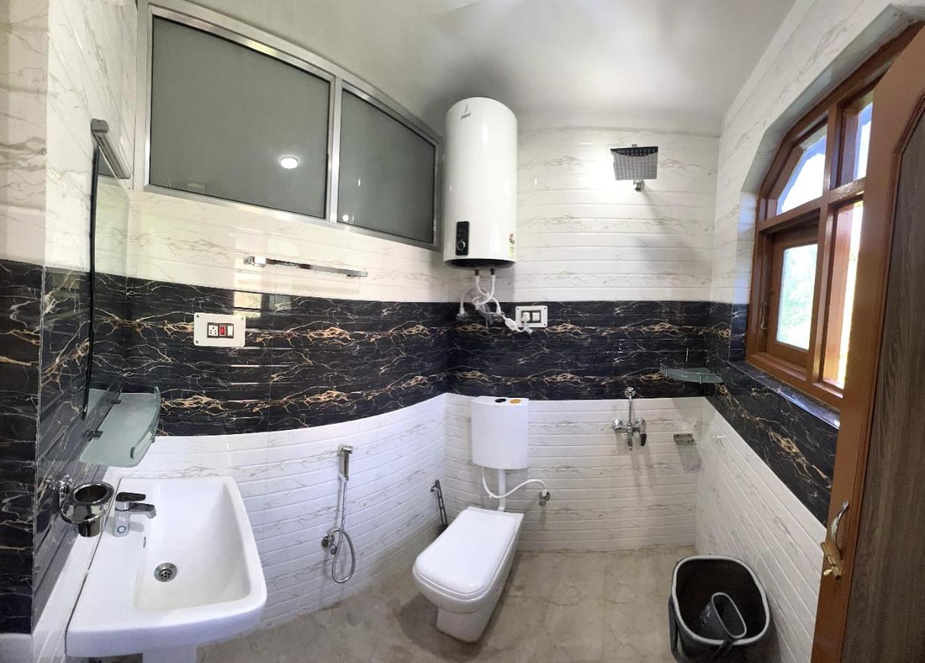 4, Damir Palace, Srinagar