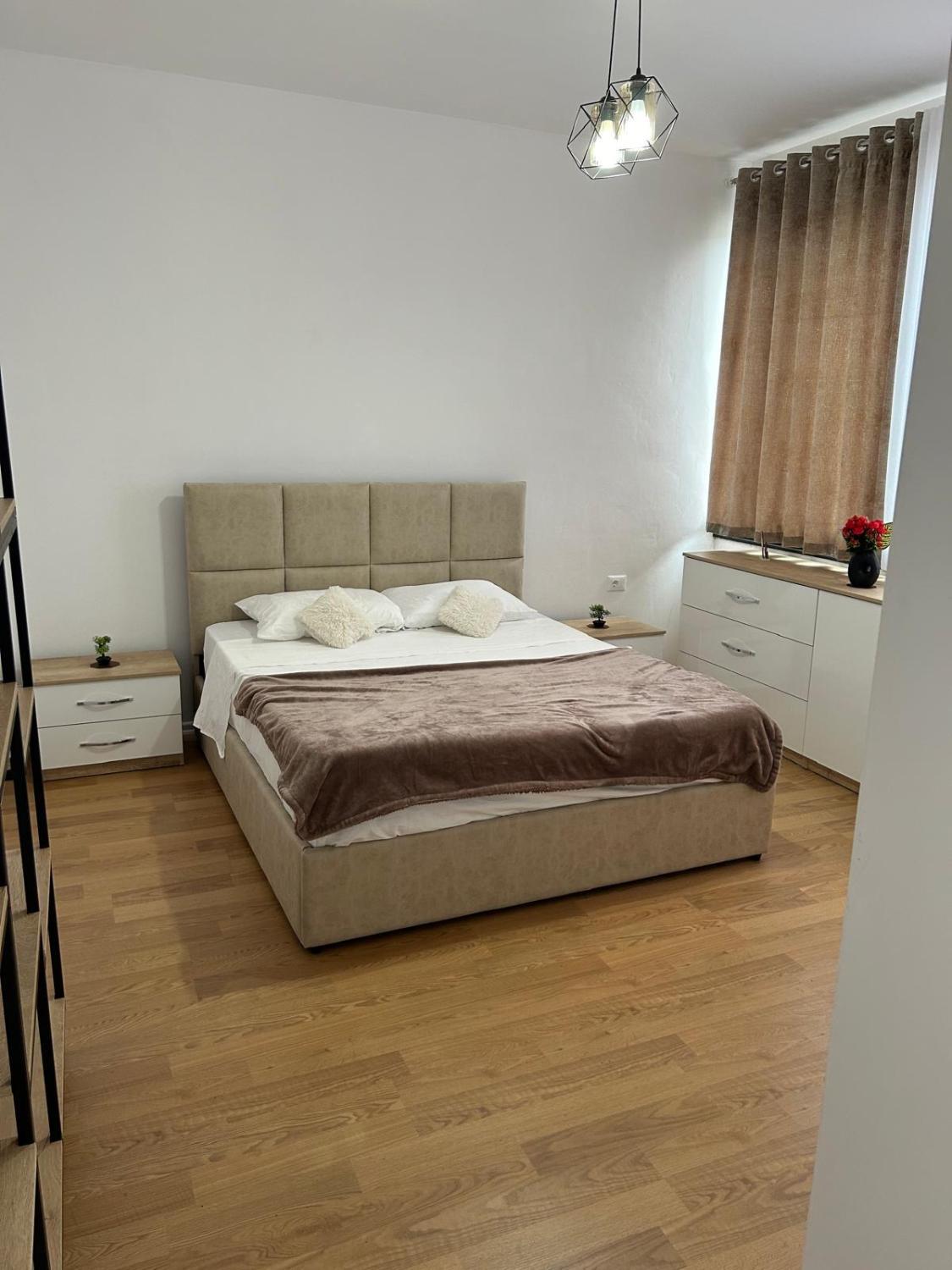 2, Kristal Room A, Tiranës