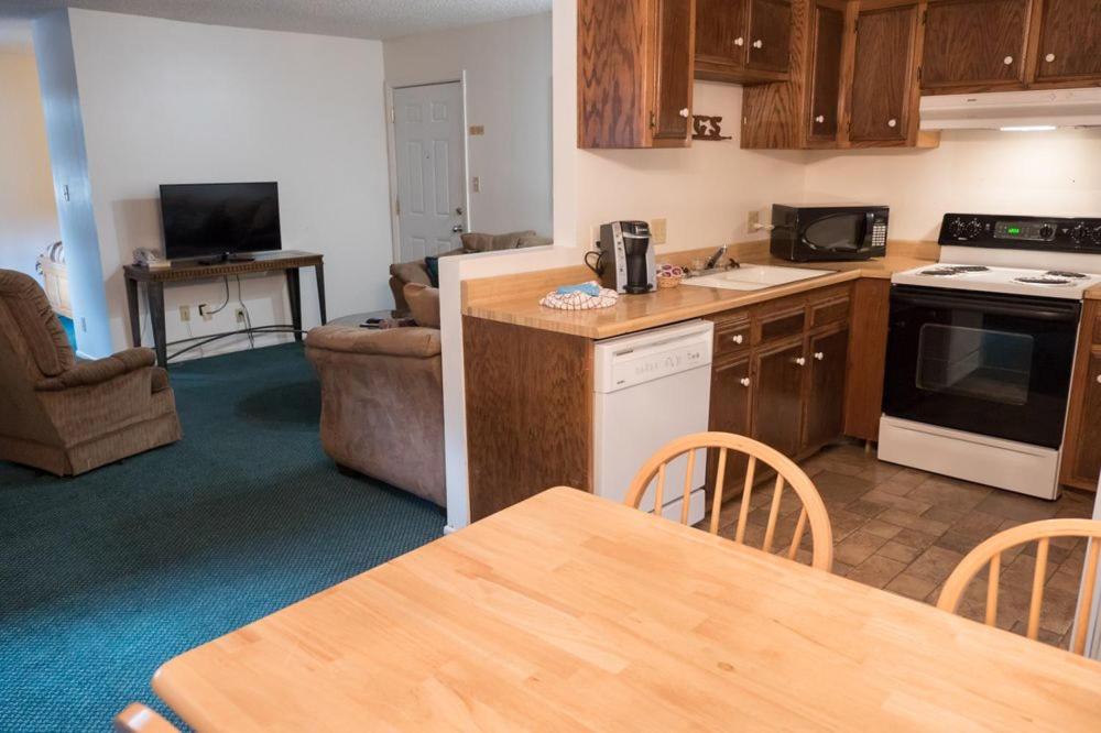 3, Whispering Pines Motel, Mono