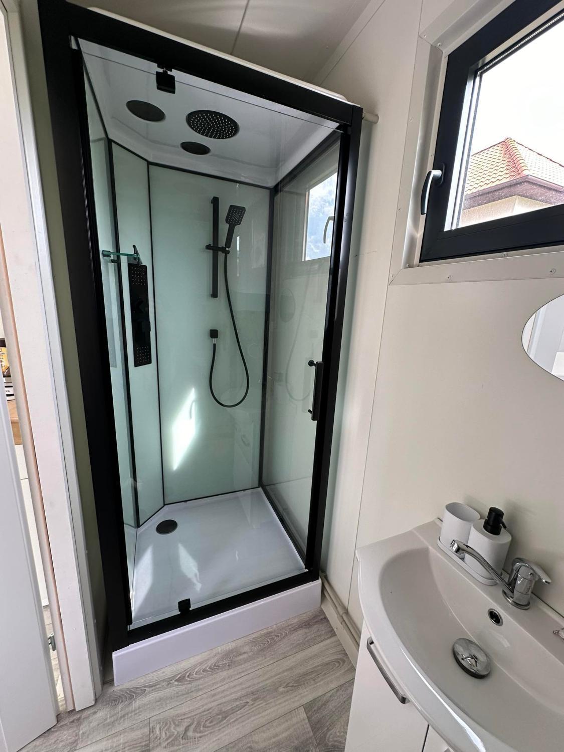 Shower, Ubytovani u Stefanidesu, Příbram