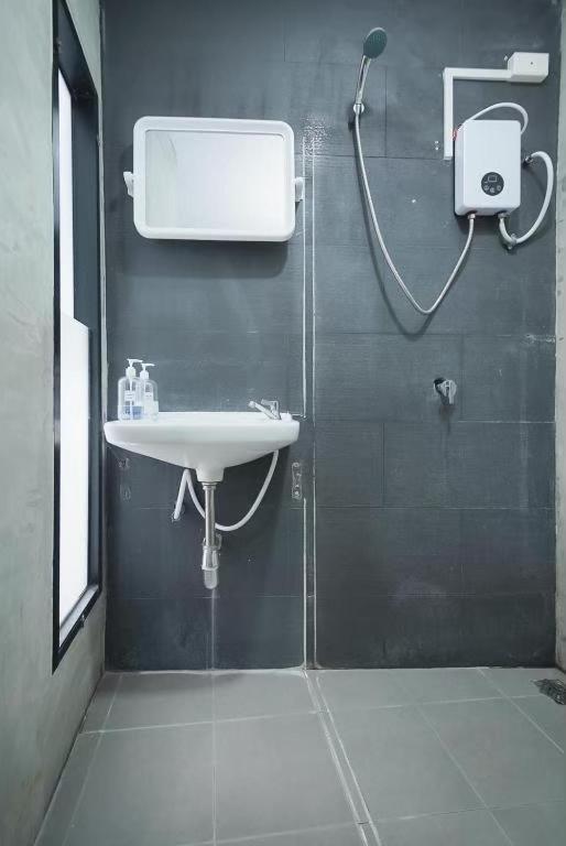 Bathroom 5, GO INN Silom BTS St Louis V โกอินน์ สีลม 2, Bang Rak