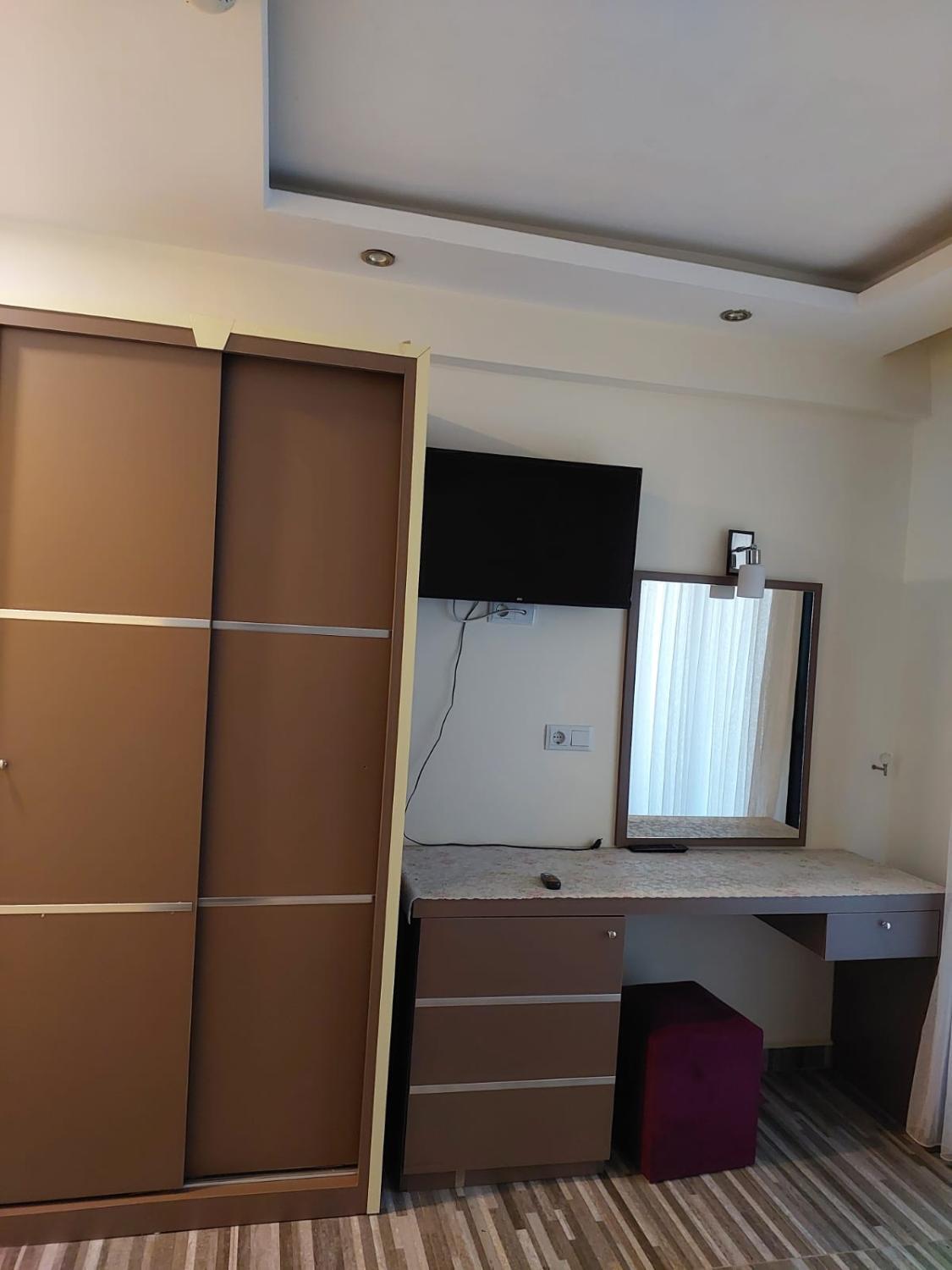 3, Falcon Home Otel, Merkez