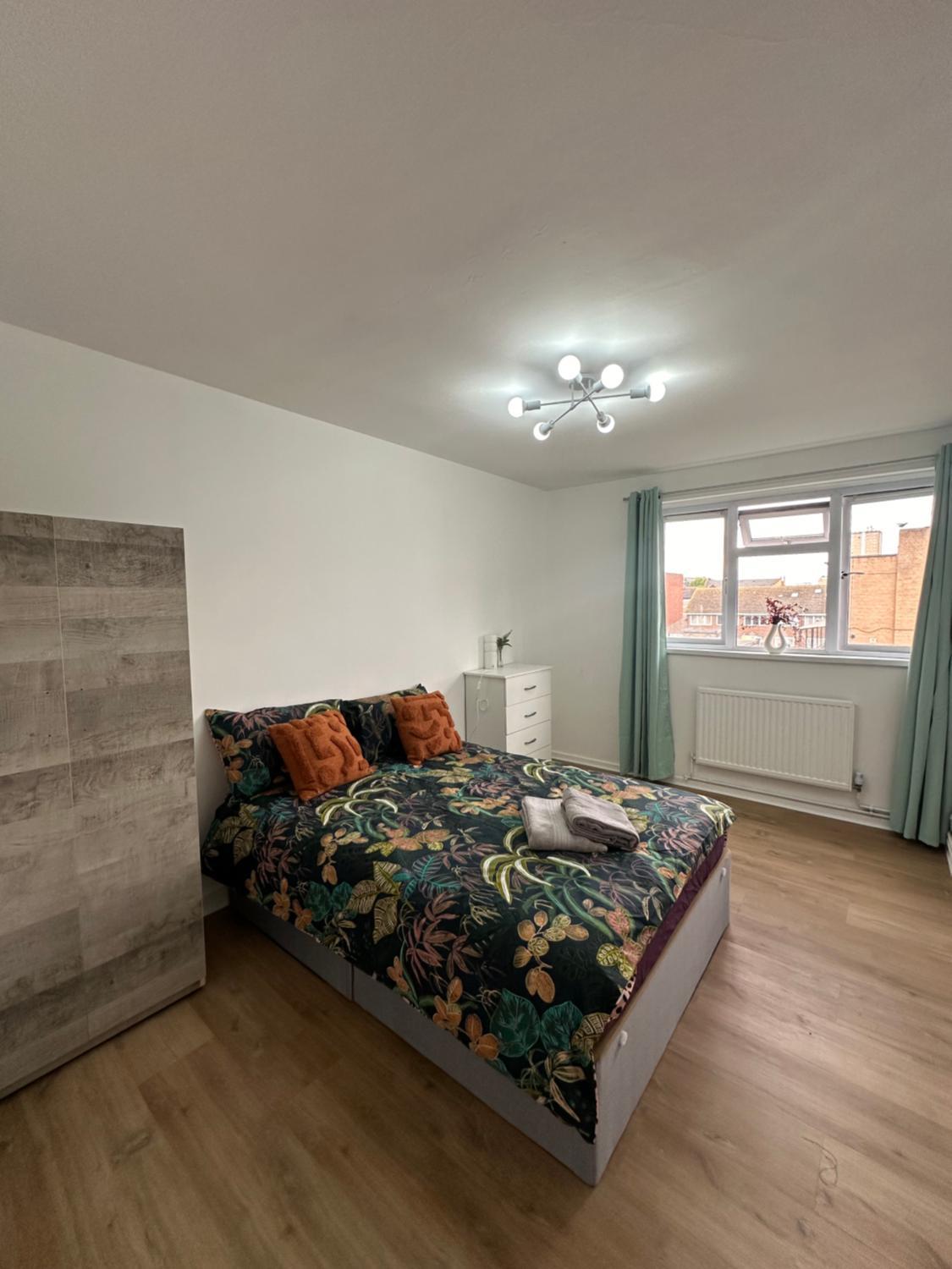 2, Shared room in a Luxury 3 Bedroom Flat in Aldgate, E1!Central London, London